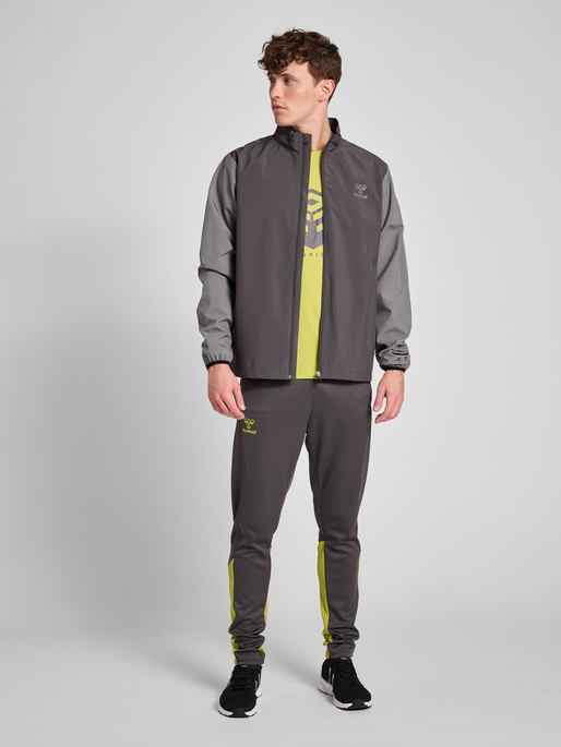 hmlPRO GRID TRAINING JACKET, FORGED IRON/QUIET SHADE, model
