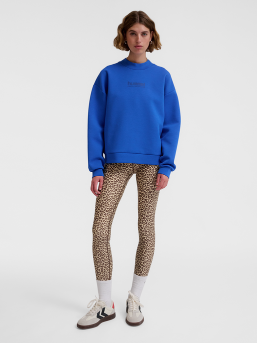 hmlFAST TECH FLEECE CREW, OLYMPIAN BLUE, model