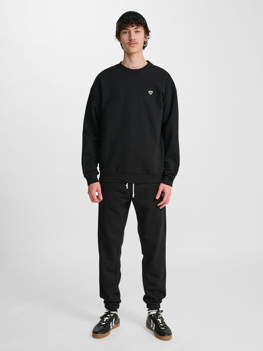 hmlLOOSE CREWNECK BEE, BLACK, model