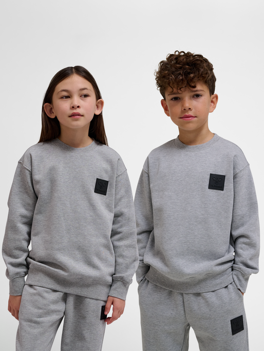 hmlCLEAN SWEATSHIRT, GREY MELANGE, model