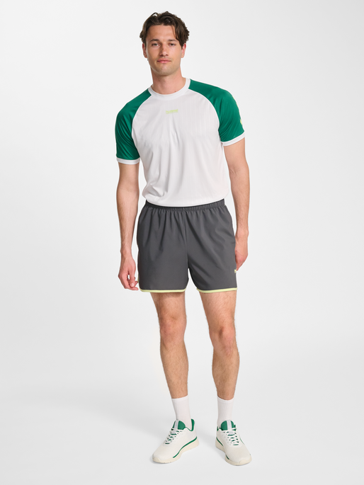 hmlPULSE HERITAGE SHORTS, BLACKENED PEARL, model