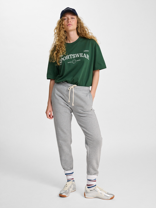 hmlLOOSE TEE S/S CLUB SPORTSWEAR, DARK GREEN, model