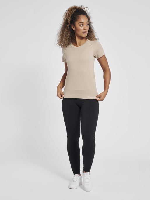 hmlMT FLOW SEAMLESS T-SHIRT, CHATEAU GRAY, model