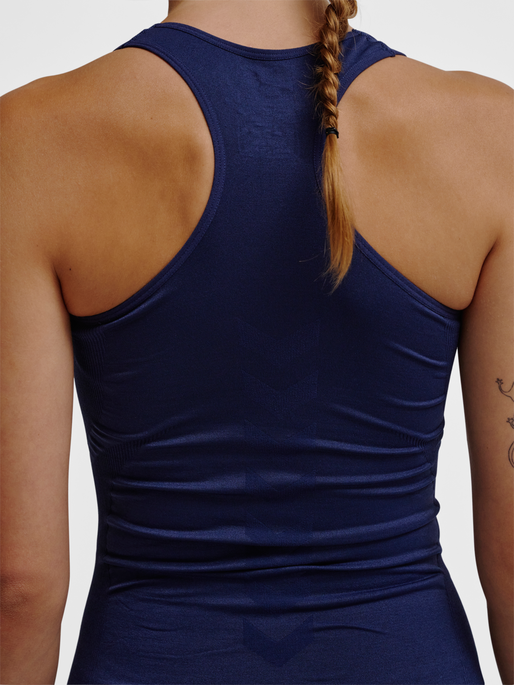 hmlTIF SEAMLESS TOP, BLACK IRIS, model