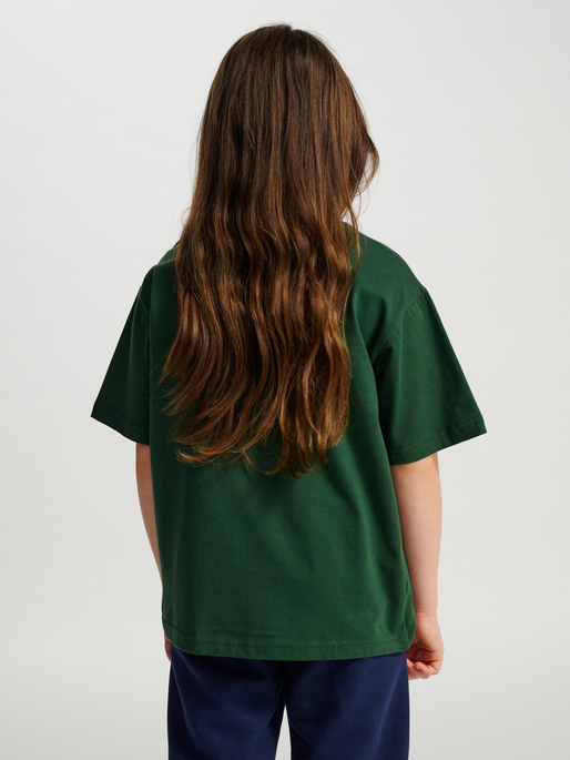 hmlJR LOOSE T-SHIRT S/S BEE, DARK GREEN, model