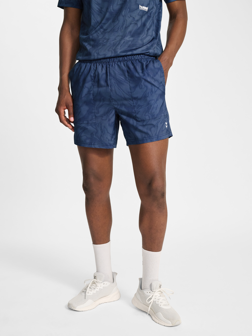 hmlPULSE AOP WORKOUT SHORTS, BLUE MIRAGE/DRESS BLUE, model