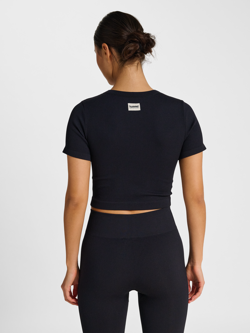 hmlPULSE SEAMLESS RIB W T-SHIRT S/S, BLACK, model