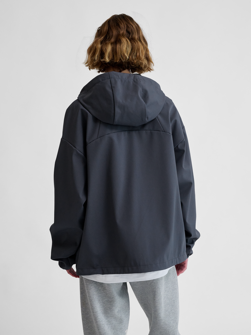 hmlLOOSE SOFTSHELL JACKET, EBONY, model