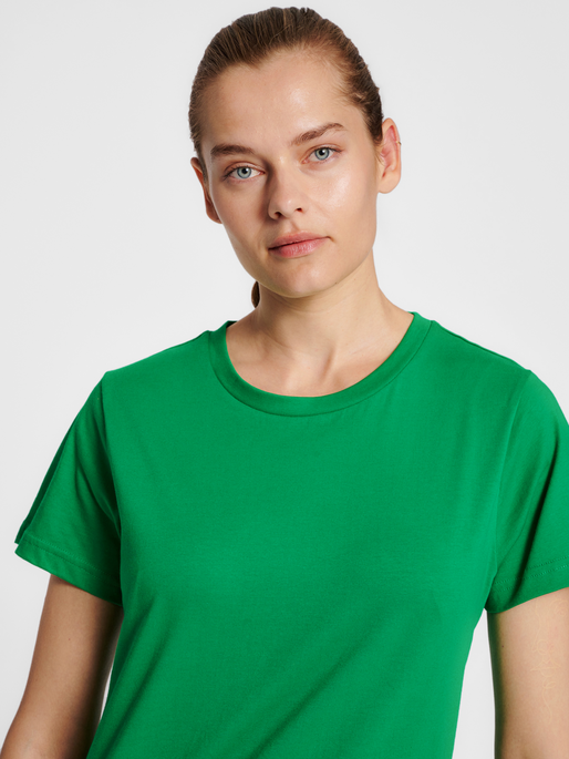 hmlRED BASIC T-SHIRT S/S WOMAN, JOLLY GREEN, model