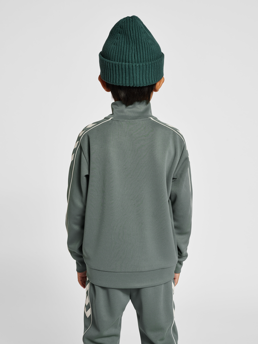 hmlTRACK TRACKSUIT, LAUREL WREATH, model