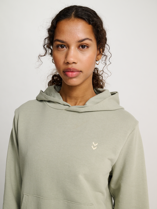 hmlPULSE W SWEAT HOODIE, SEAGRASS, model