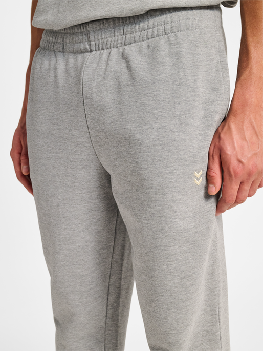 hmlPULSE SWEAT PANTS, GREY MELANGE, model