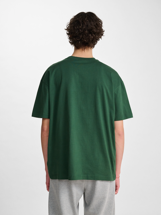 hmlLOOSE TEE S/S CLUB SPORTSWEAR, DARK GREEN, model