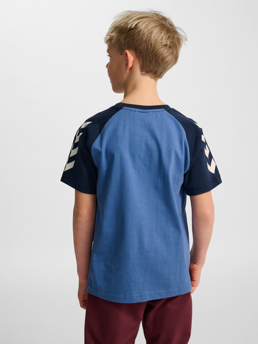 hmlJR LOGO T-SHIRT S/S, DUTCH BLUE, model