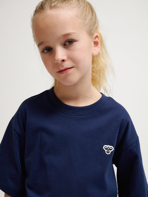 hmlJR LOOSE T-SHIRT S/S BEE, DRESS BLUES, model