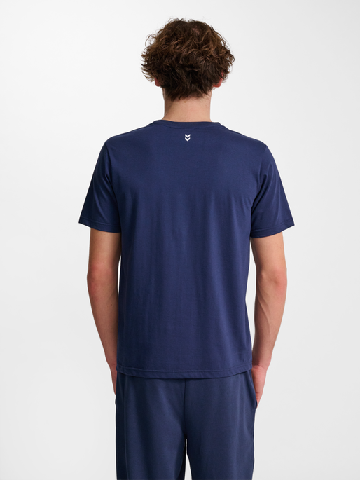 hmlPULSE GRAPHIC T-SHIRT S/S, DRESS BLUES, model