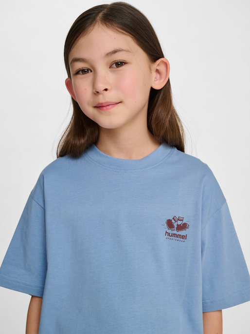 hmlLOOSE TEE S/S GRAPHIC JUNIOR, FADED DENIM, model