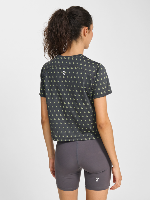 hmlPULSE AOP WORKOUT W T-SHIRT S/S, BLACKENED PEARL, model
