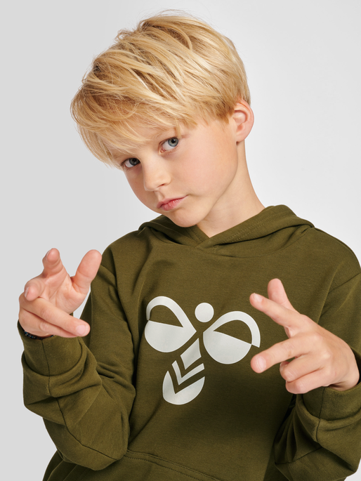 hmlCUATRO HOODIE, DARK OLIVE, model