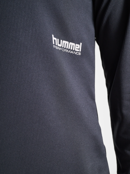 hmlPULSE WORKOUT W T-SHIRT L/S, EBONY, model