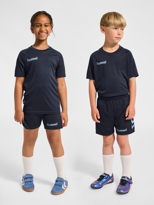 hmlPROMO KIDS SET, DARK SAPPHIRE, model