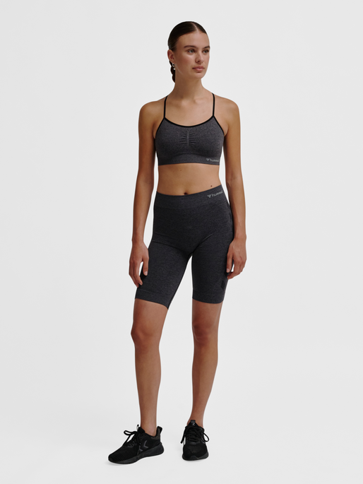 hmlCI SEAMLESS CYCLING SHORTS, BLACK MELANGE, model