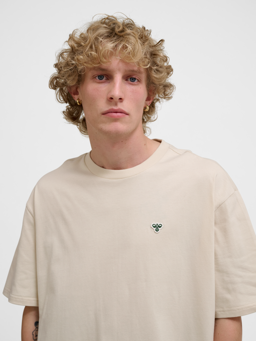 hmlLOOSE T-SHIRT BEE S/S, FOG, model