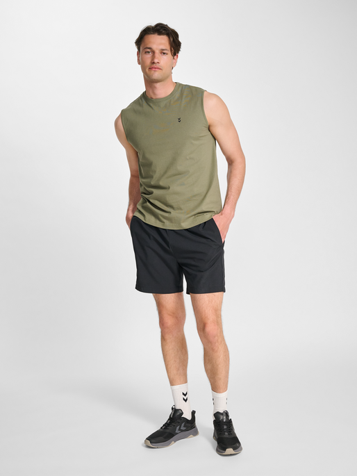 hmlHIIT MUSCLE TANK TOP, DEEP LICHEN GREEN, model