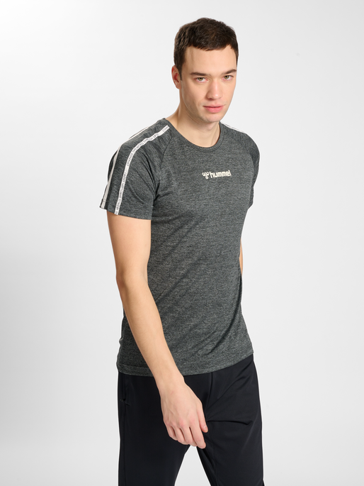 HMLDUCAS T-SHIRT S/S, 2001, model