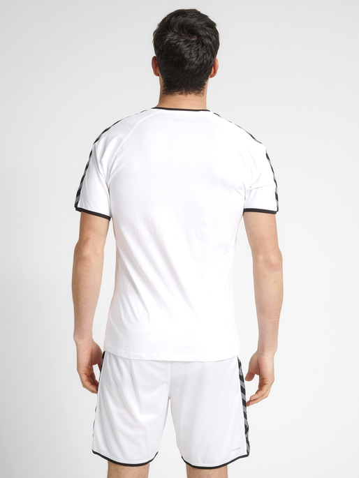 hmlAUTHENTIC TRAINING TEE, WHITE, model