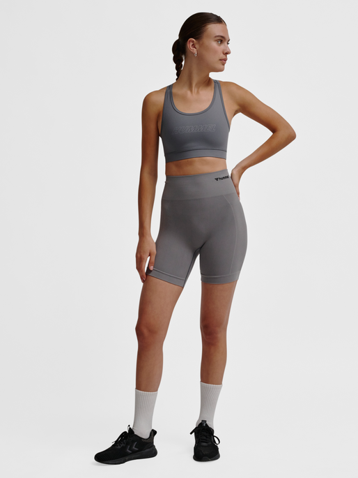 hmlTIF SEAMLESS SHORTS, QUIET SHADE, model