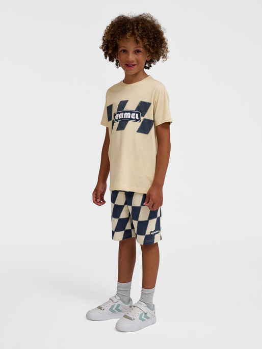 hmlPETS T-SHIRT S/S, WOOD ASH, model
