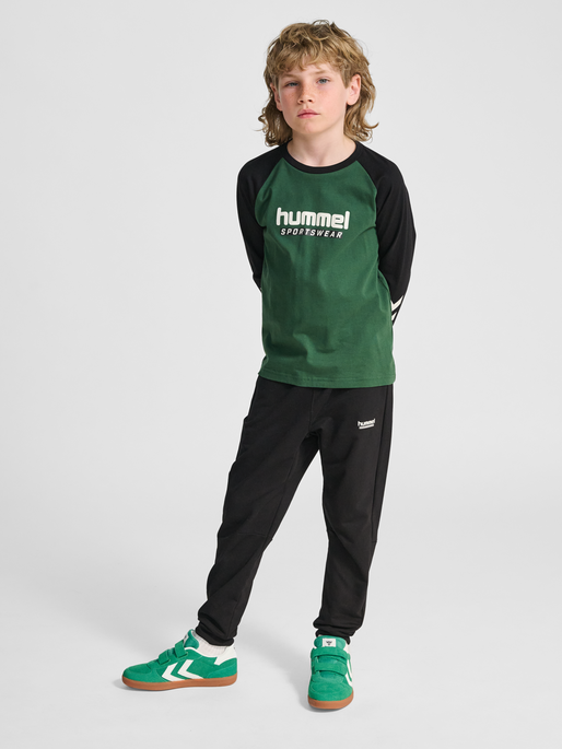 hmlJR LOGO T-SHIRT L/S, DARK GREEN, model