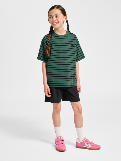 hmlJR LOOSE STRIPED T-SHIRT S/S BEE, SMOKE PINE, model