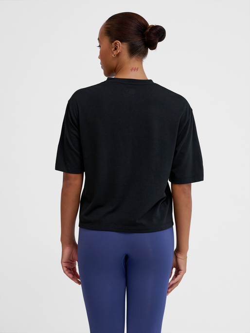 hmlMT VANJA BOXY SHORT T-SHIRT, BLACK, model