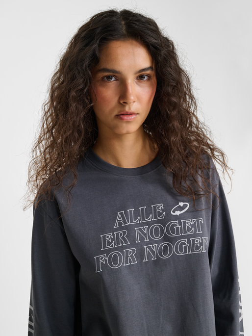 hmlPLADSTILFORSKELLE 25 T-SHIRT L/S, ASPHALT, model
