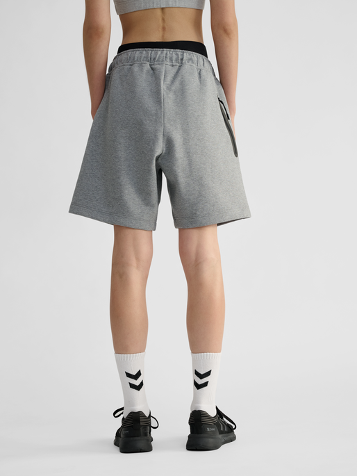 hmlTECH FLEECE SHORTS, GREY MELANGE, model
