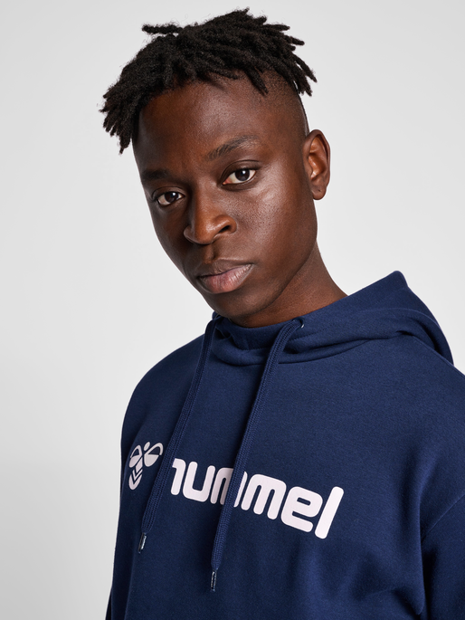 hmlMOVER COTTON HOODIE, MARINE, model