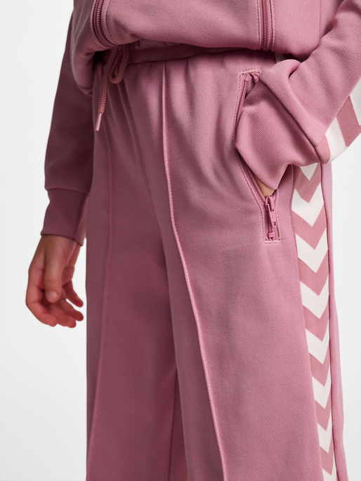 hmlJR ARCHIVE WIDE LEG POLY PANTS, POLIGNAC, model