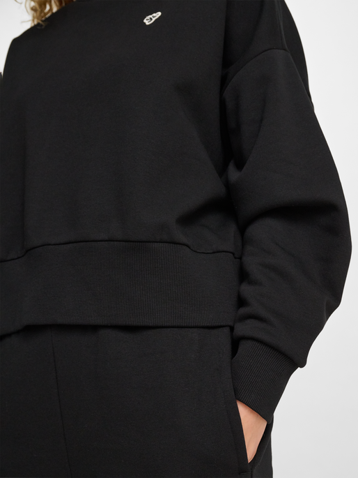 hmlBOXY W CREWNECK BEE, BLACK, model