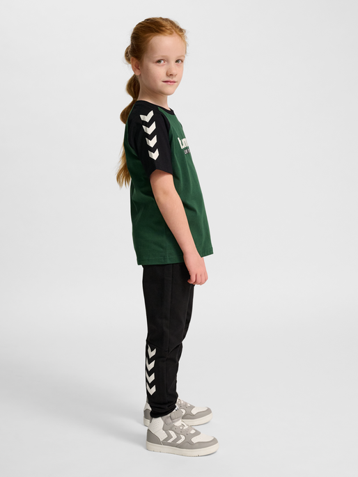hmlJR LOGO T-SHIRT S/S, DARK GREEN, model