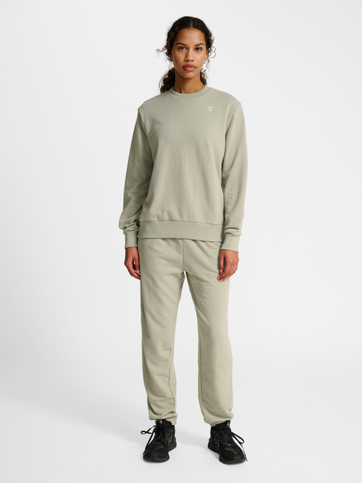 hmlPULSE W SWEAT CREWNECK, SEAGRASS, model