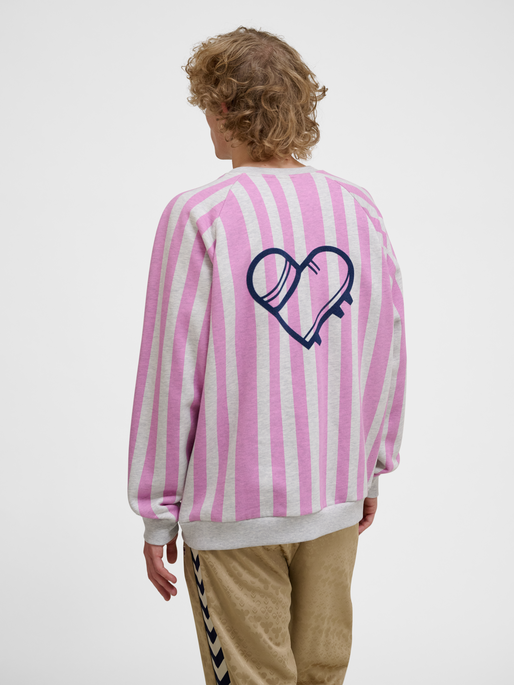 hmlLOOSE CREWNECK SOCCER LOVE, TOFU MELANGE/VIOLET, model