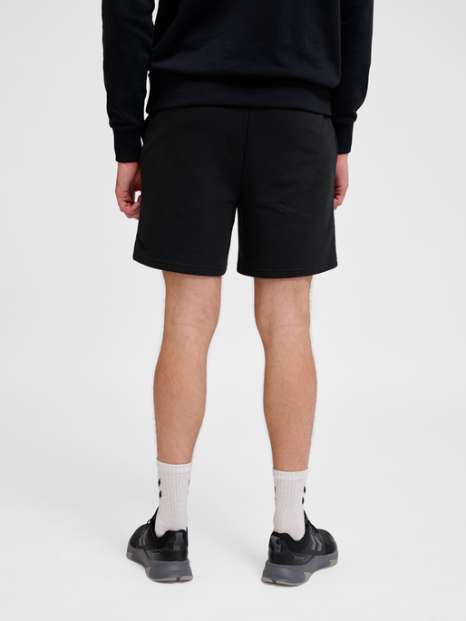 hmlPULSE SWEAT SHORTS, BLACK, model
