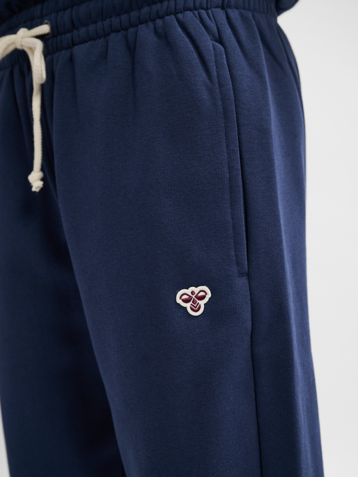 hmlLOOSE SWEATPANT BEE, DRESS BLUES, model
