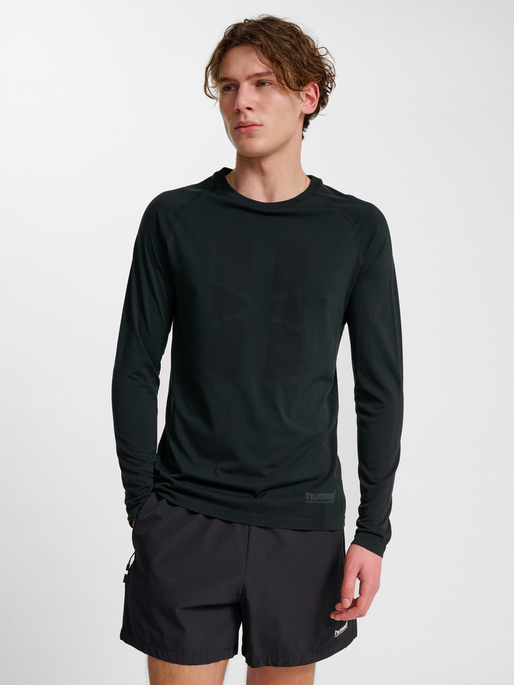 hmlHIIT SEAMLESS T-SHIRT L/S, BLACK, model
