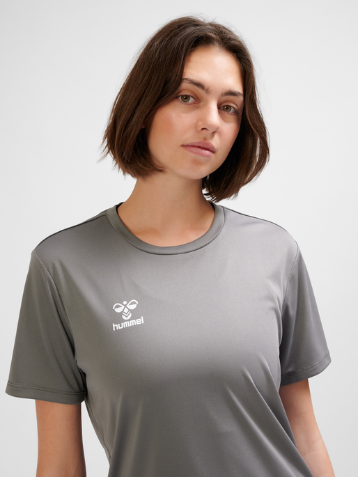hmlESSENTIAL JERSEY S/S WOMAN, STEEL GRAY, model