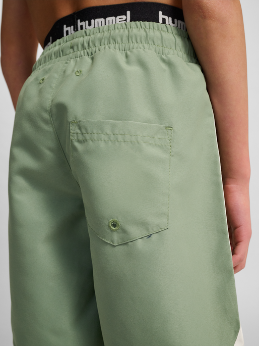 hmlSWELL BOARD SHORTS, HEDGE GREEN, model