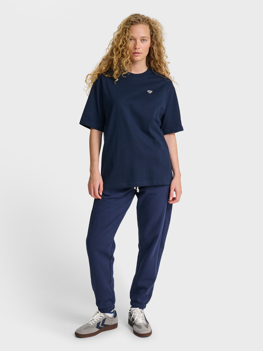 hmlLOOSE T-SHIRT BEE S/S, DRESS BLUES, model