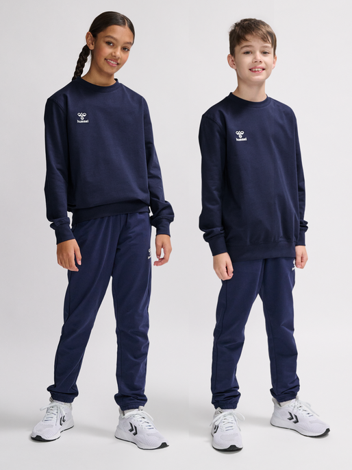 hmlGO 2.0 SWEATSHIRT KIDS, MARINE, model